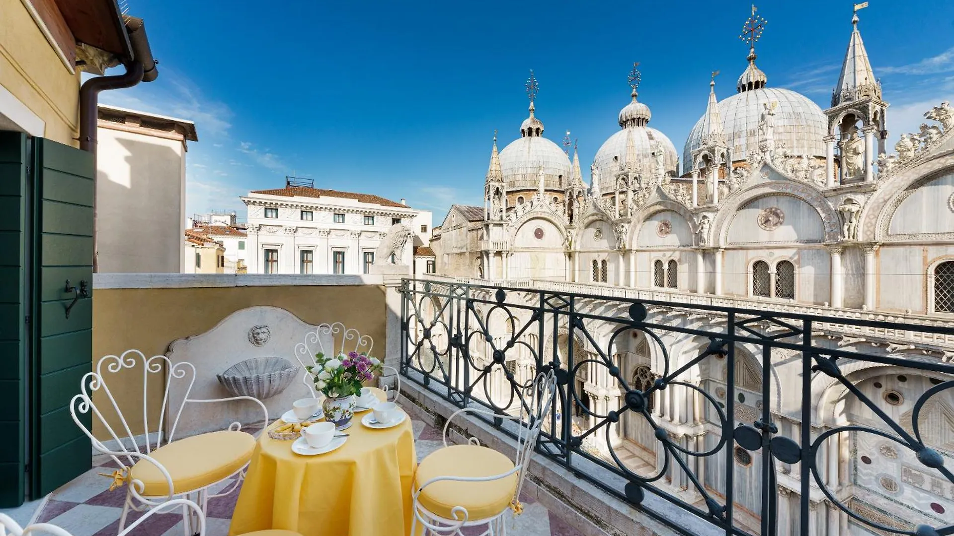 Apartment Due Leoni Terrace In St Mark'S Square Venice Italy