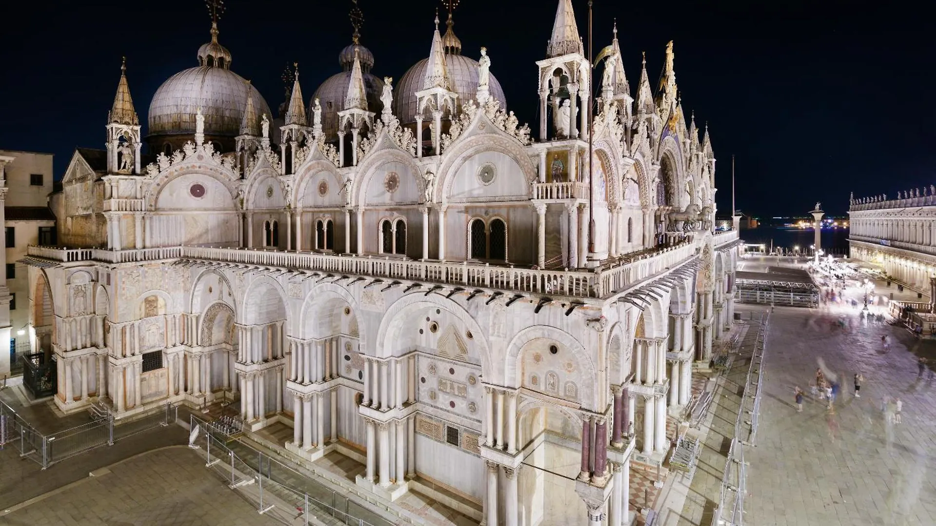 Due Leoni Terrace In St Mark'S Square Venice Italy