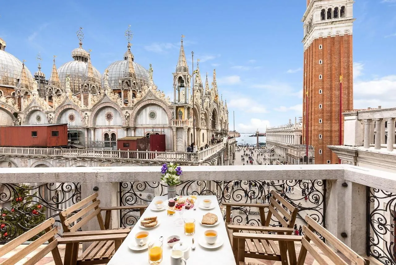 Due Leoni Terrace In St Mark'S Square Venice